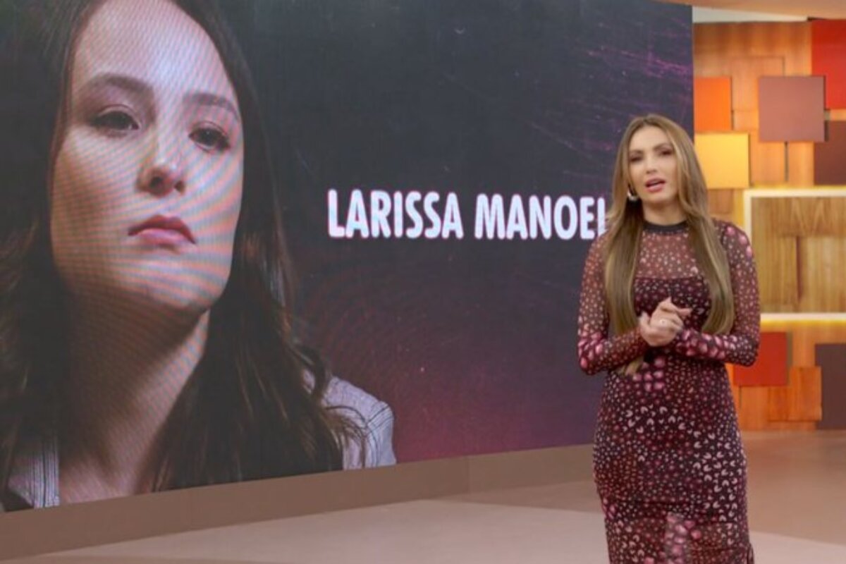 Patrícia Poeta no palco do Encontro, diante de imagem de Larissa Manoela exibida no telão