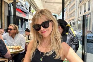 Reese Witherspoon de óculos em restaurante
