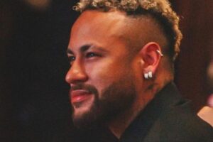 retrato de neymar emocionado