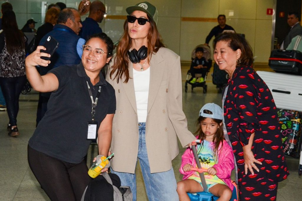 Sabrina Sato, Zoe, Dona Kika e fã no aeroporto