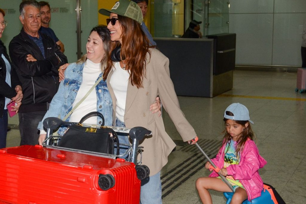 Sabrina Sato, Zoe, Dona Kika e fã no aeroporto