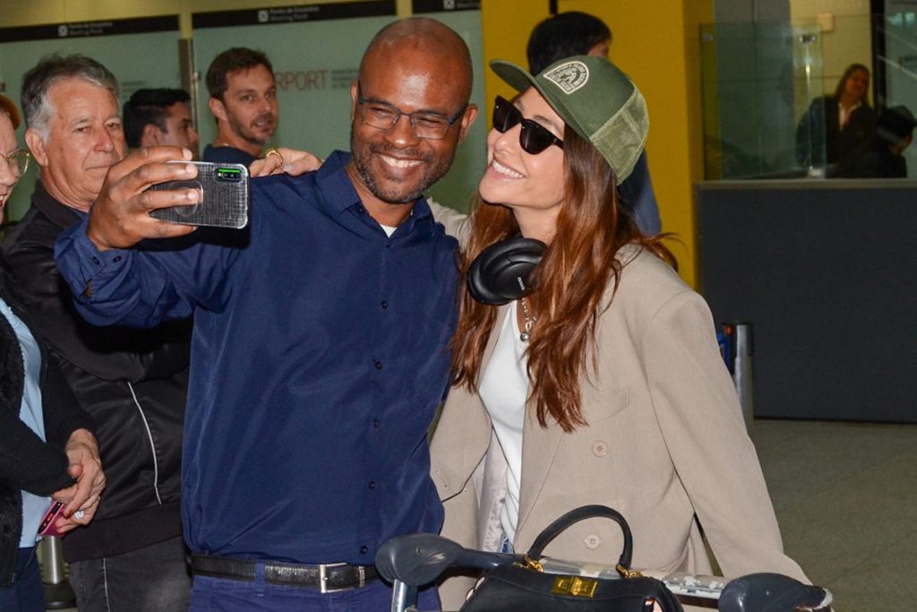 Sabrina Sato, Zoe, Dona Kika e fã no aeroporto