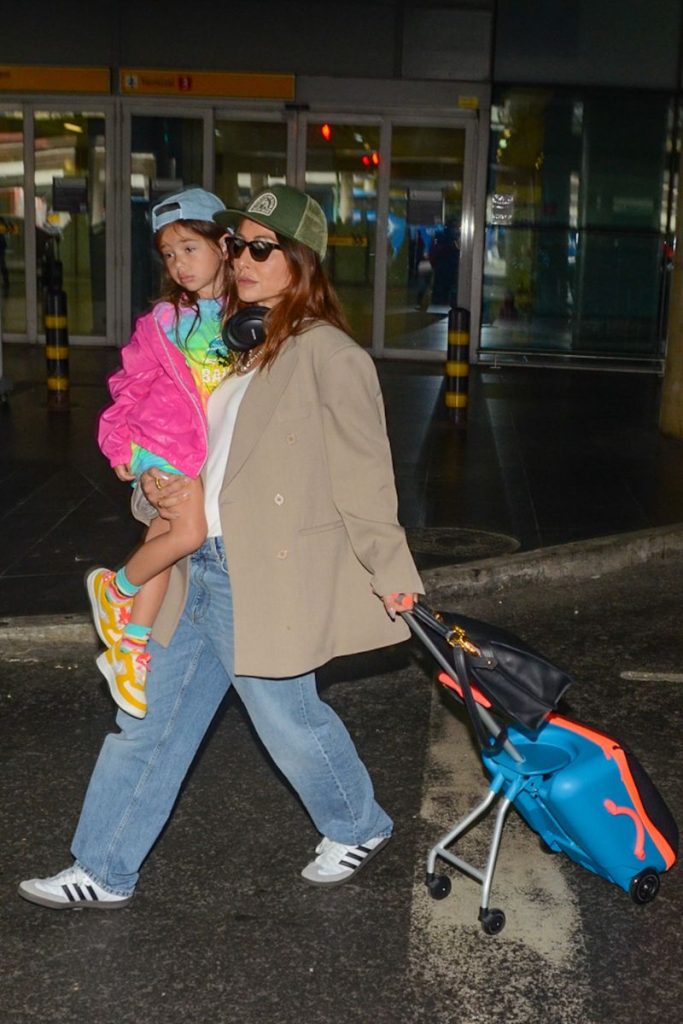 Sabrina Sato e Zoe no aeroporto