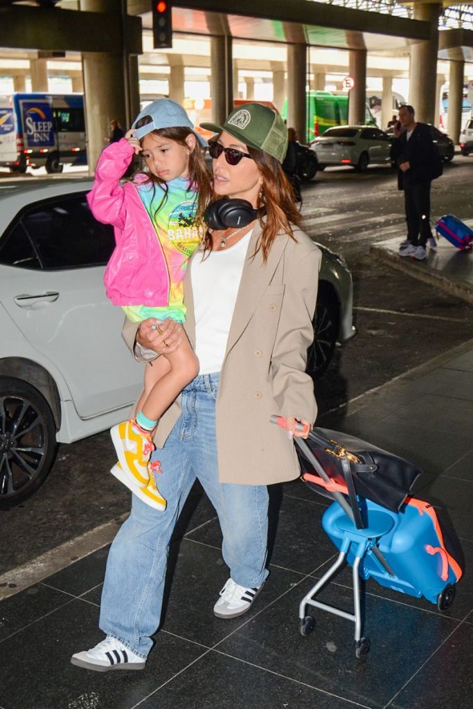 Sabrina Sato e Zoe no aeroporto