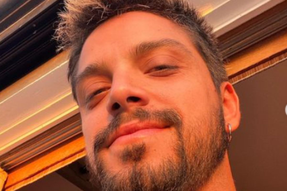 Selfie do ator Rodrigo Simas, sorrindo
