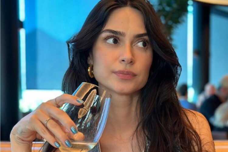 Thaila Ayala com copo na mao