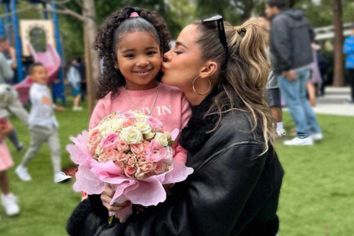 Khloe Kardashian beija a filha na formatura da pré-escola