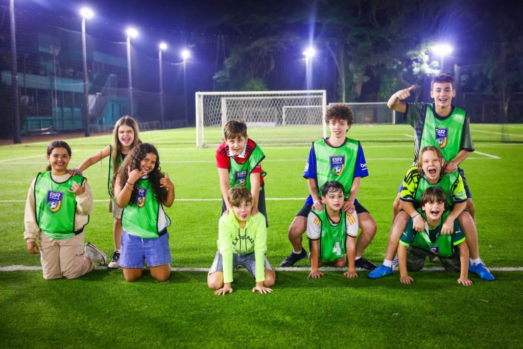 Vittorio durante jogo de futebol com amigos