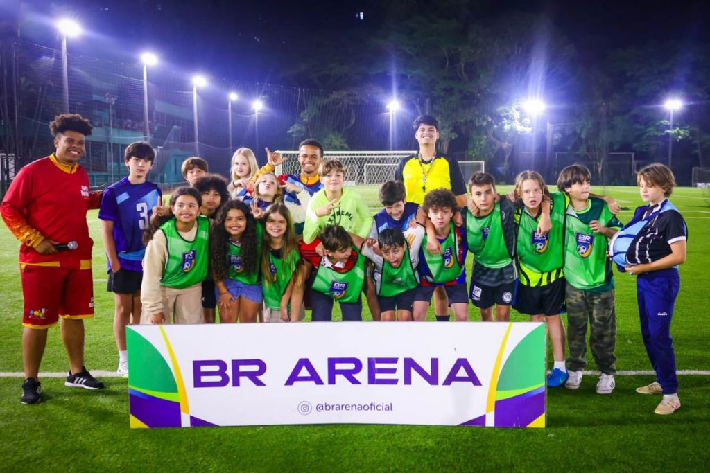 Vittorio durante jogo de futebol com amigos