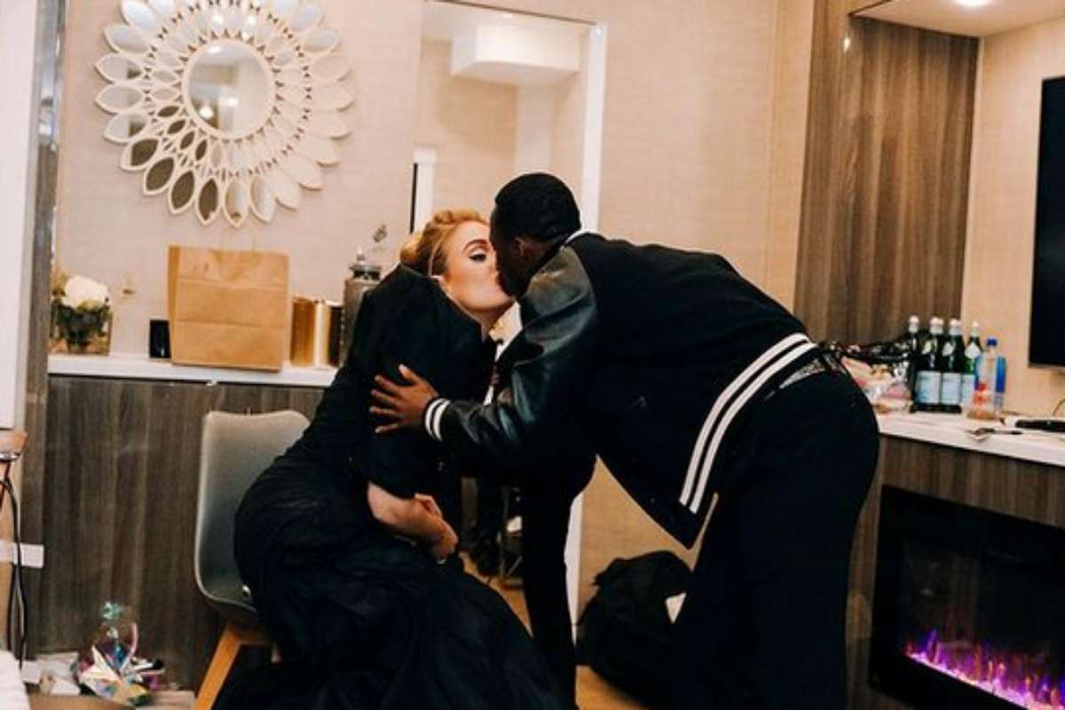 Adele ganha beijo de Rich Paul no camarim