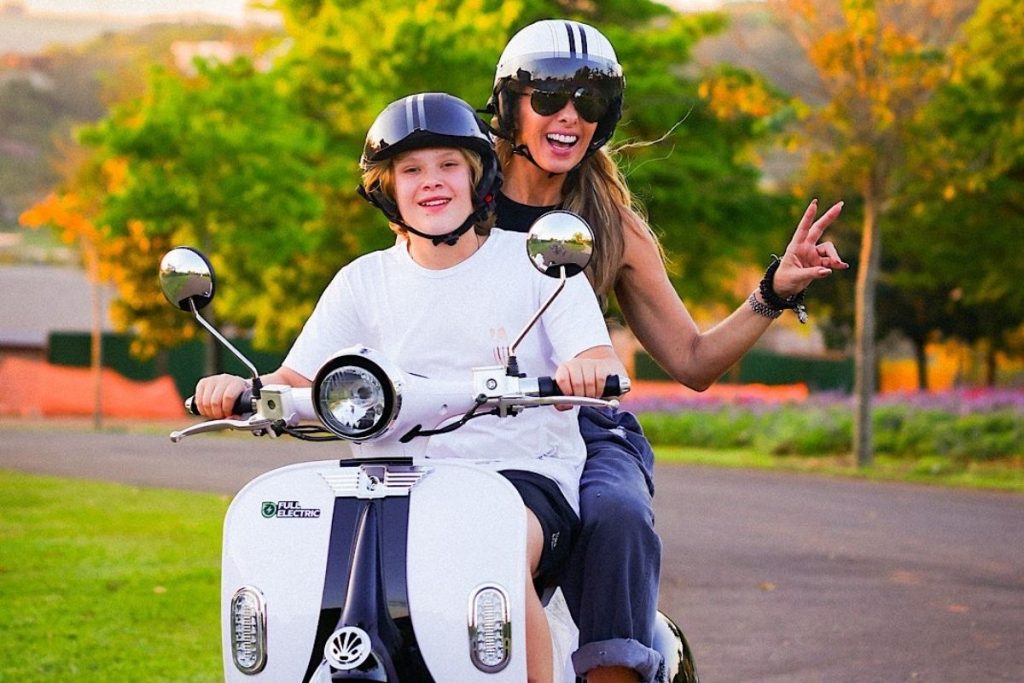 adriane galisteu andando de moto com o filho