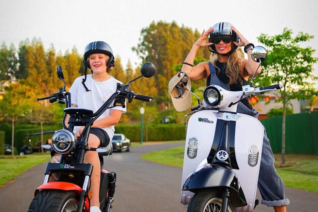 adriane galisteu andando de moto com o filho