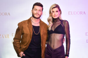 Camila Queiroz posou ao lado de Klebber Toledo