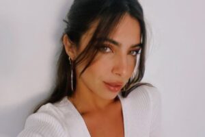 Selfie da atriz Rayssa Bratillieri, com blusa branca