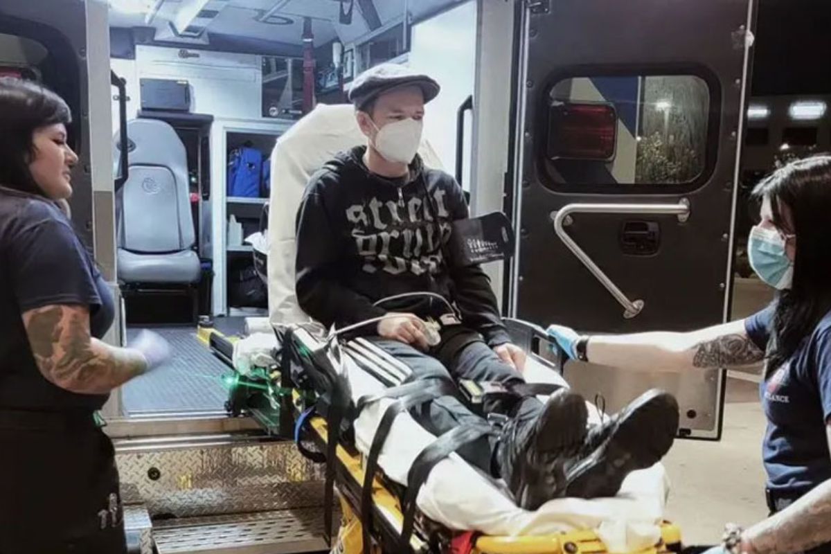 Deryck Whibley em ambulância