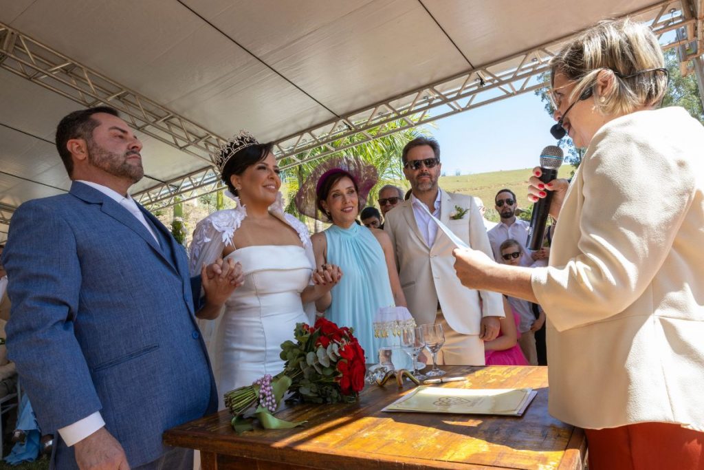 Momento do sim, no casamento de Renata Carvalho com Gilberto Cabetti