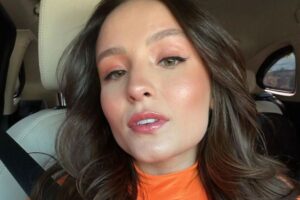 Selfie de Larissa Manoela, no carro