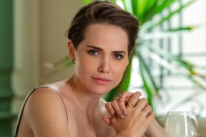 Leticia Colin semblante serio