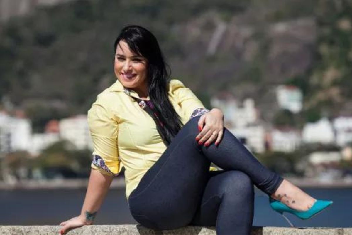 Luciana Picorelli posa em orla da praia, no Rio de Janeiro