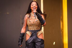 Ludmilla cantando no The Town