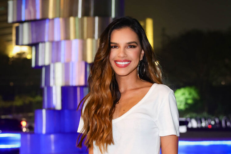 Mariana Rios posou sorridente para os fotógrafos