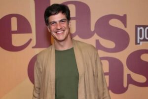 Mateus Solano, com blusa verde e bege, está no elenco de Elas Por Elas e assumirá sua calvície