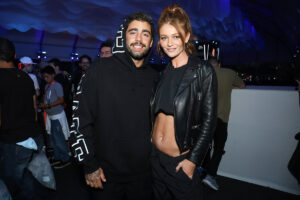 Pedro Scooby e Cintia Dicker curtiram os shows juntinhos