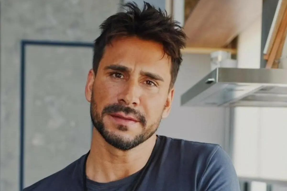 Retrato do ator Júlio Rocha, com camisa azul