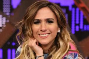 Tatá Werneck sorrindo, no cenário do Lady Night