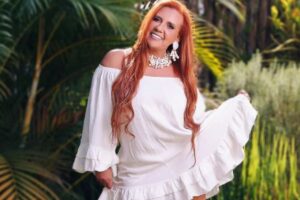 Rita Cadillac, com vestido branco curtinho