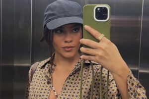 bella campos fazendo selfie no elevador