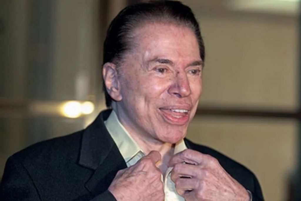 Retrato de Silvio Santos ajeitando a gola da camisa