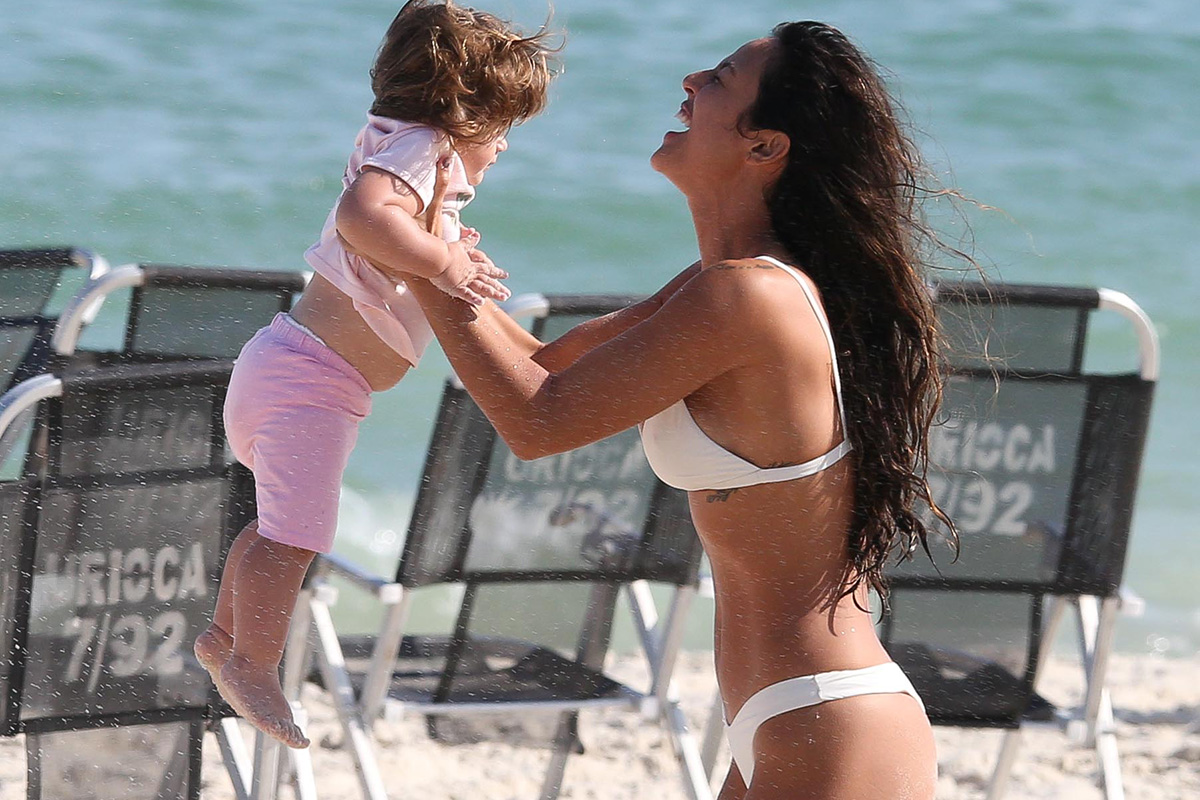 Yanna Lavigne com a filha Amélia na praia