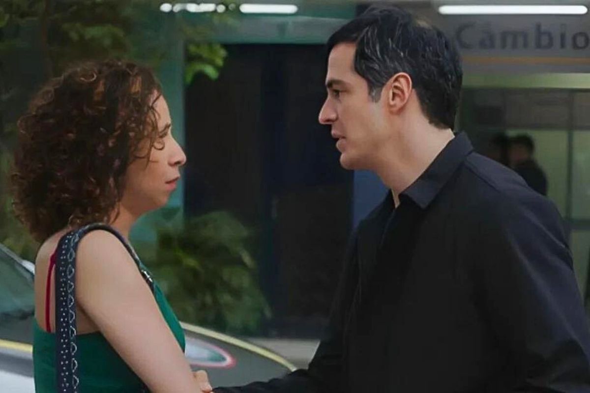 Adriana (Thalita Carauta) e Jonas (Mateus Solano) em cena de Elas Por Elas