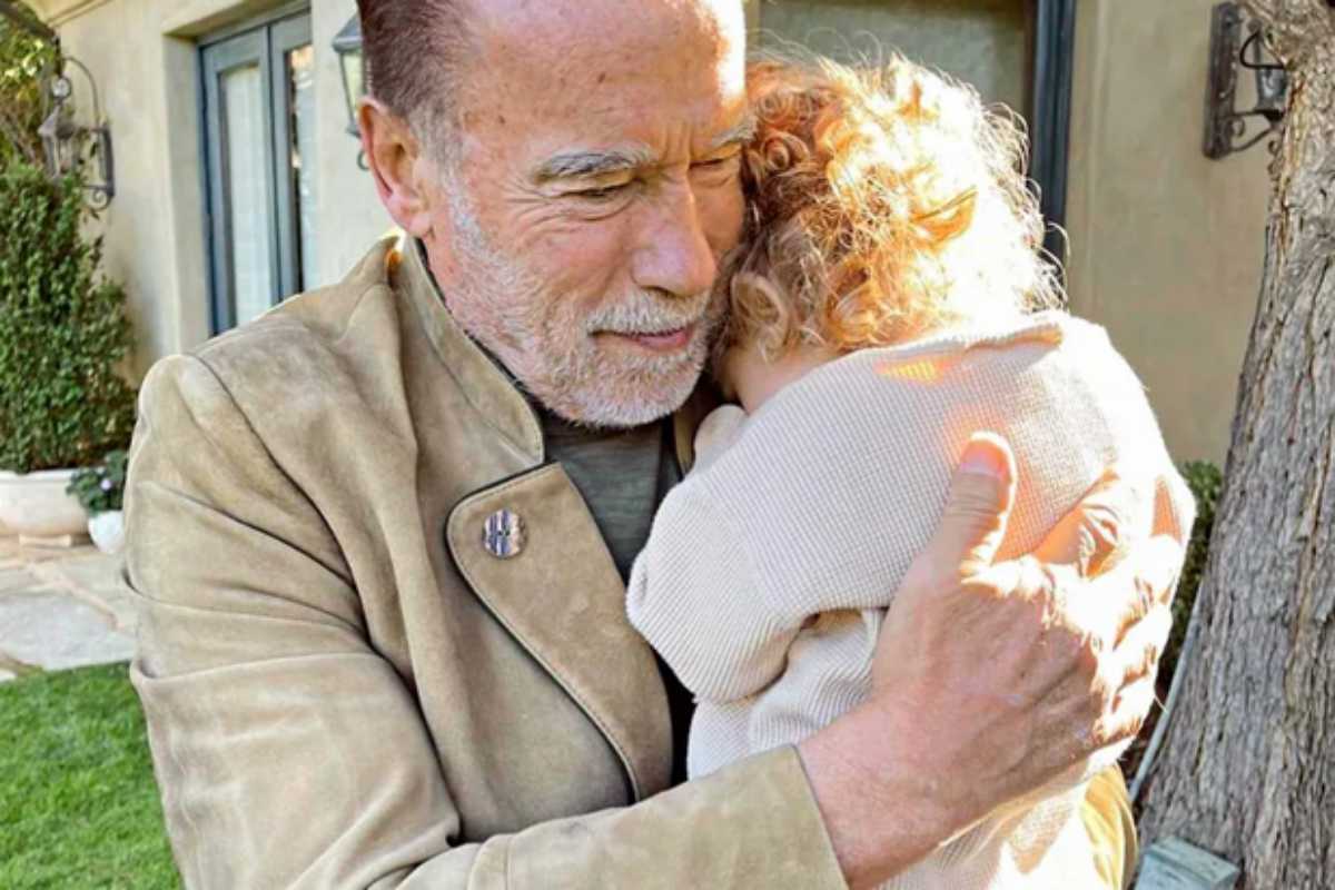 Arnold Schwarzenegger com uma das netas