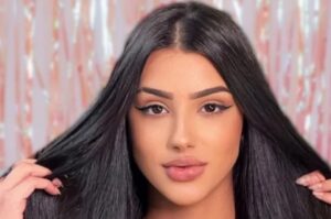 Bia Miranda com as mãos no cabelo