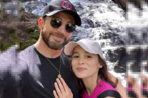 Chris Evans abraça Alba Baptista em selfie