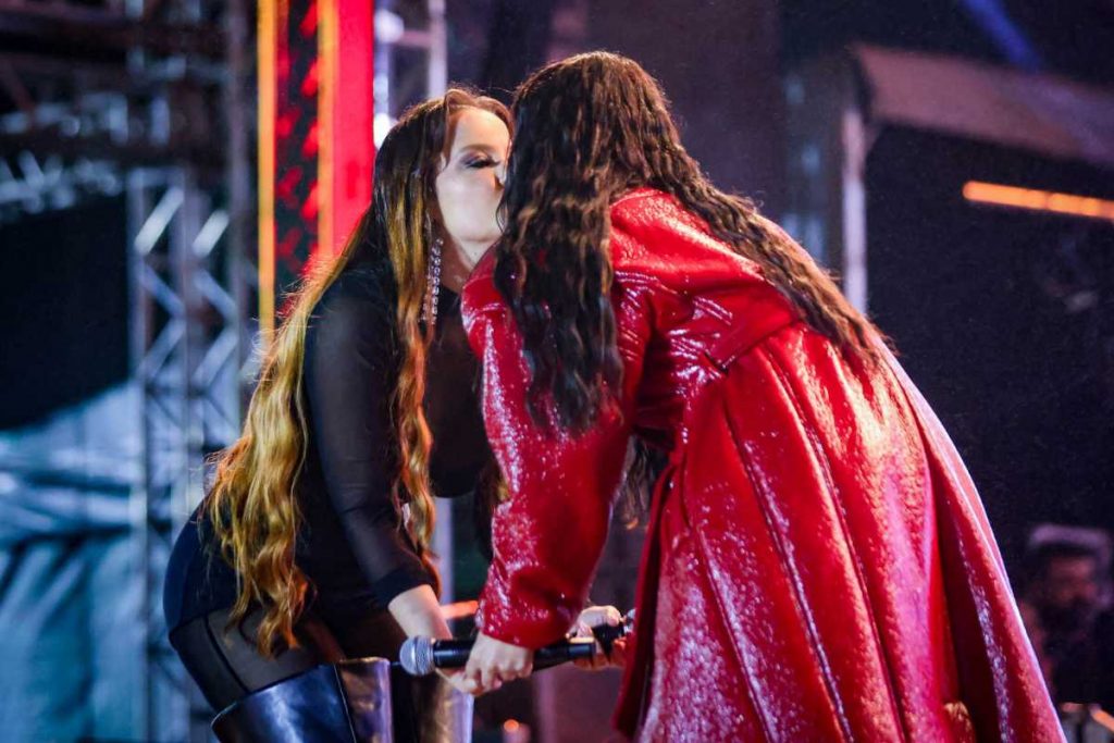 Maiara e Maraísa dando selinho em show na 70ª Festa da Uva