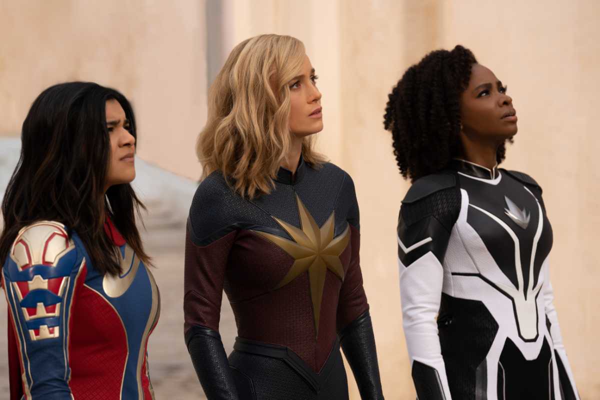 Carol Danvers (Brie Larson), Monica Rambeau (Teyonah Parris) e Kamala Khan (Iman Vellani) em "As Marvels"
