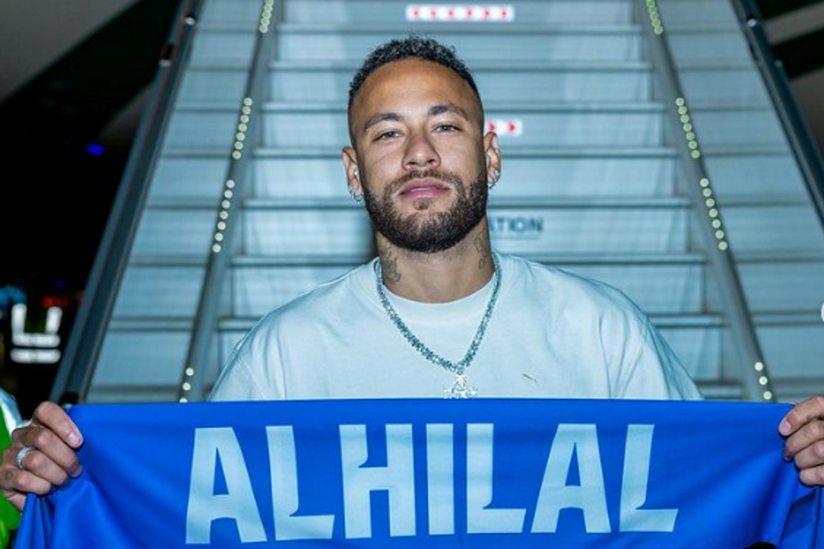Neymar segurando a camisa do Al-Hilal, seu novo clube