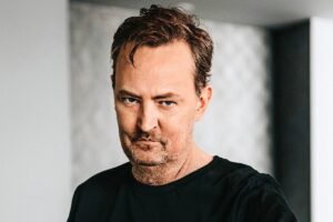 retrato de matthew perry sério