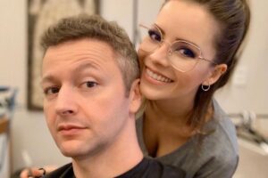 sandy e lucas lima posando juntos