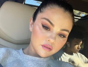 Selena Gomez com semblante sério no rosto maquiado