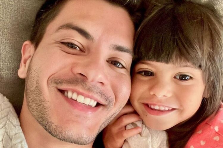 Arthur Aguiar e a filha Sophia