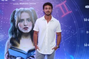 André Luiz Frambach de camisa branca e calça cinza