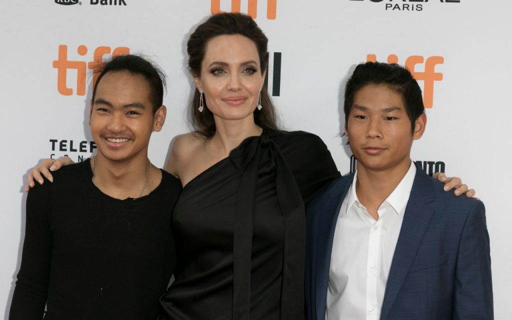 Angelina Jolie com os filhos Pax e Maddox