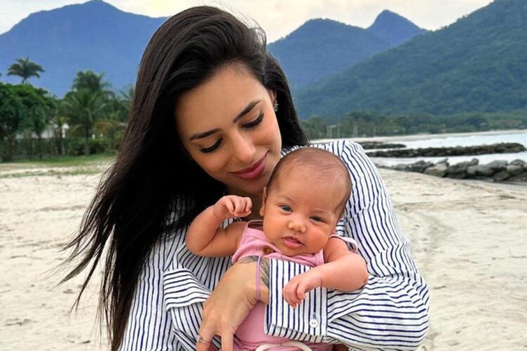 bruna biancardi com mavie no colo na praia