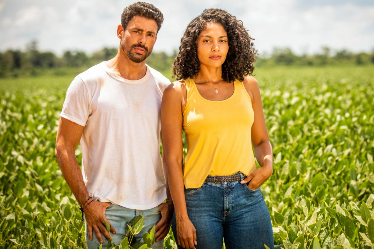 Aline (Barbara Reis) e Caio (Cauã Reymond) em plantação de terra e paixão