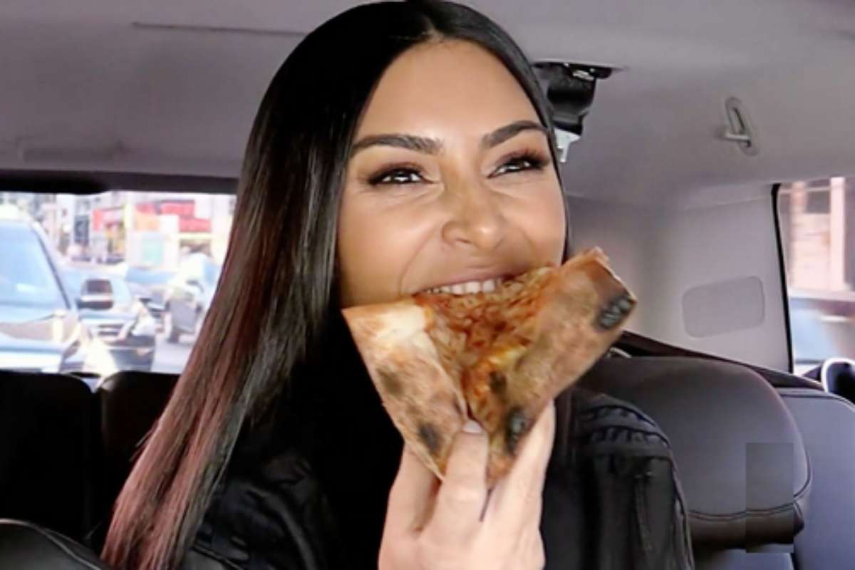 Kim Kardashian comendo pizza