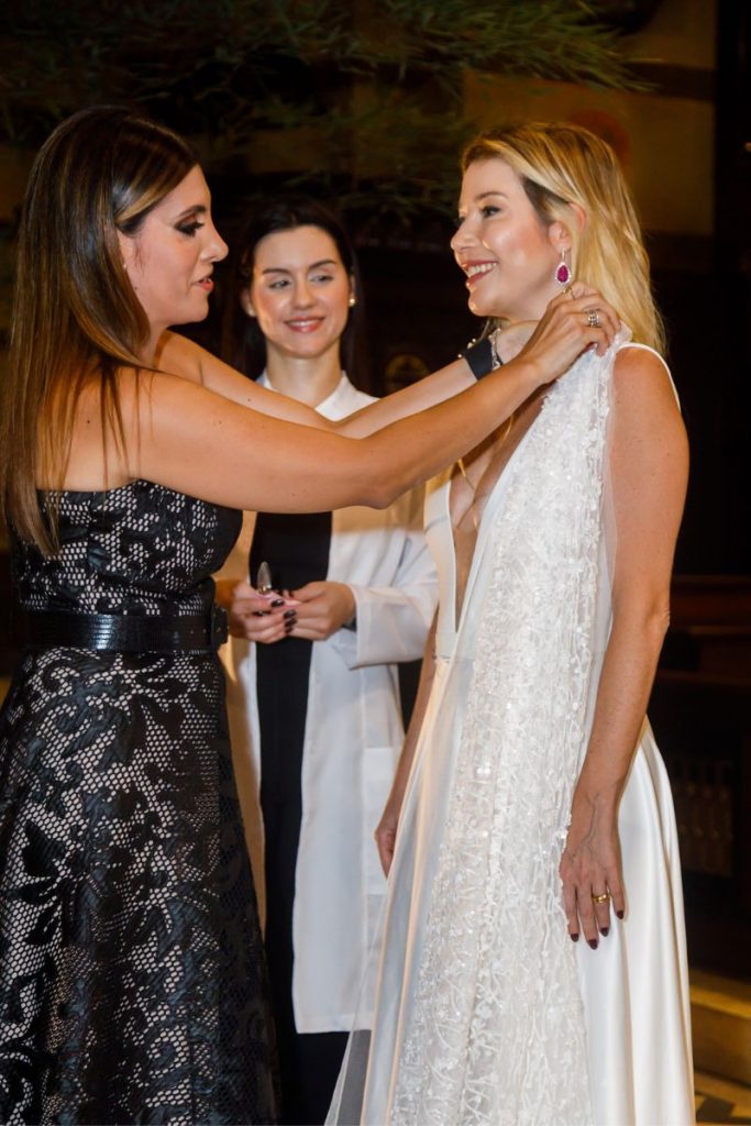 A estilista Flayza Vieira faz ajustes no vestido de noiva usado pro Luiza Possi